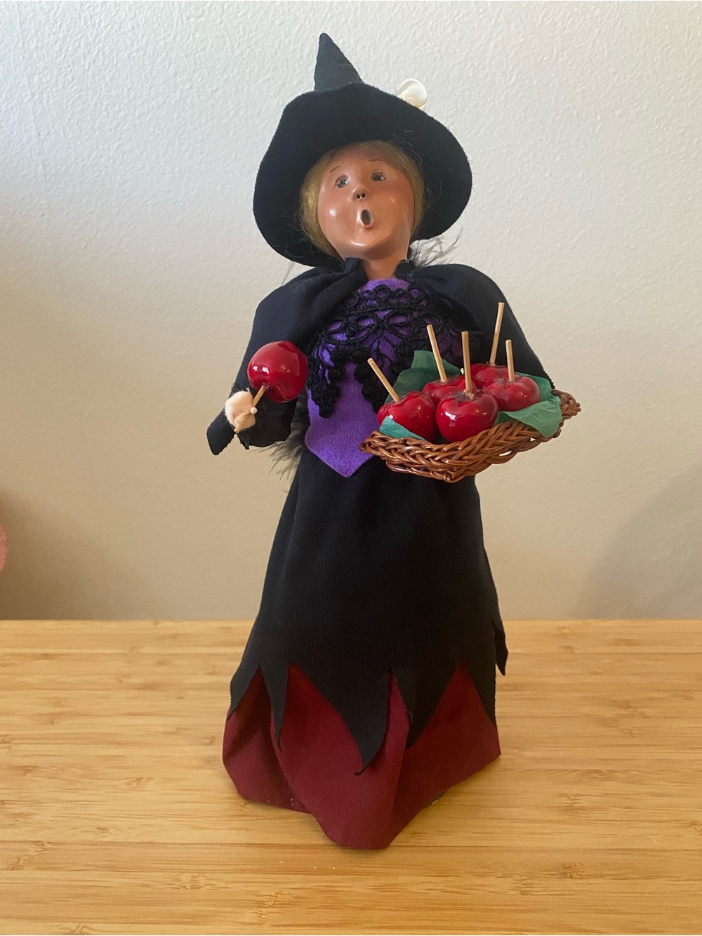Byers Choice 2010 Candy Apple Witch Halloween Caroler Figurine Retired